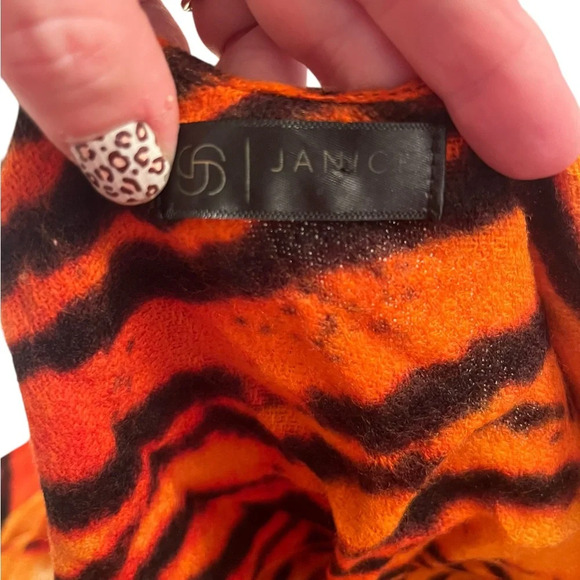 Janice Tiger Print Shawl Wrap Poncho One Size - Picture 3 of 3